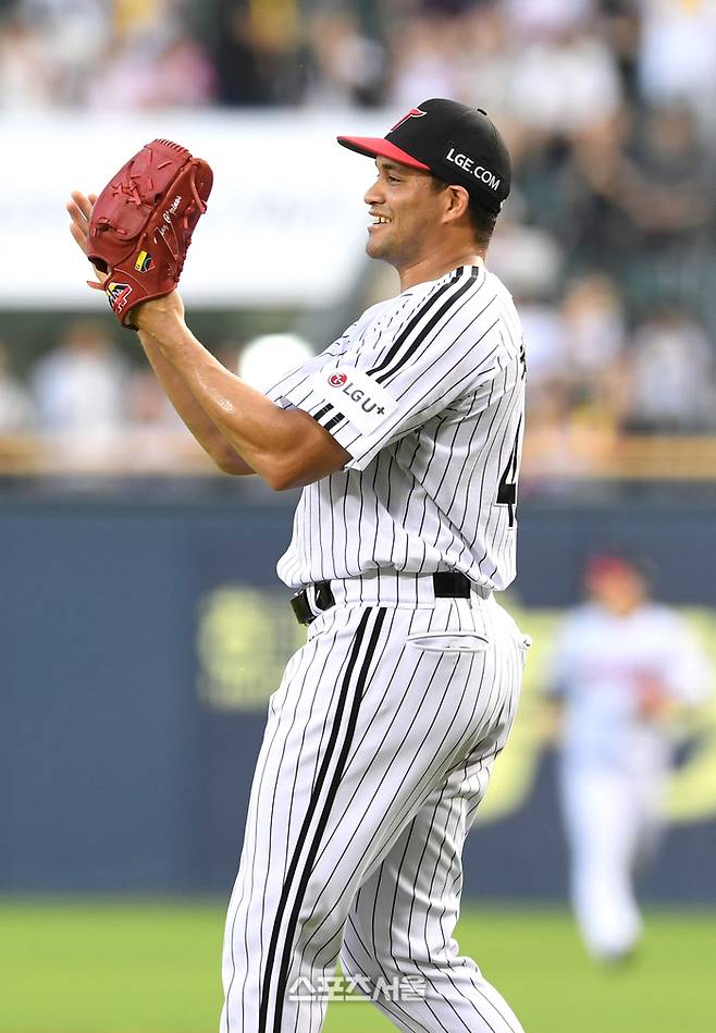 LG 치리노스가 2일 잠실구장에서 열린 2025 KBO리그 롯데와 경기 1회초 2사 2루 상황에서 롯데 레이예스의 타구를 다이빙 캐치로 잡아낸 유격수 오지환의 호수비에 박수를 보내며 기뻐하고 있다. 잠실 | 박진업 기자 upandup@sportsseoul.com