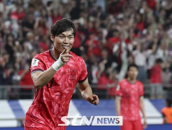 10일 서울 마포구 서울월드컵경기장에서 열린 2026 국제축구연맹(FIFA) 북중미월드컵 아시아 3차 예선 한국과 쿠웨이트의 경기, 한국 오현규가 세번째 골을 성공시키고 있다. /사진=뉴시스