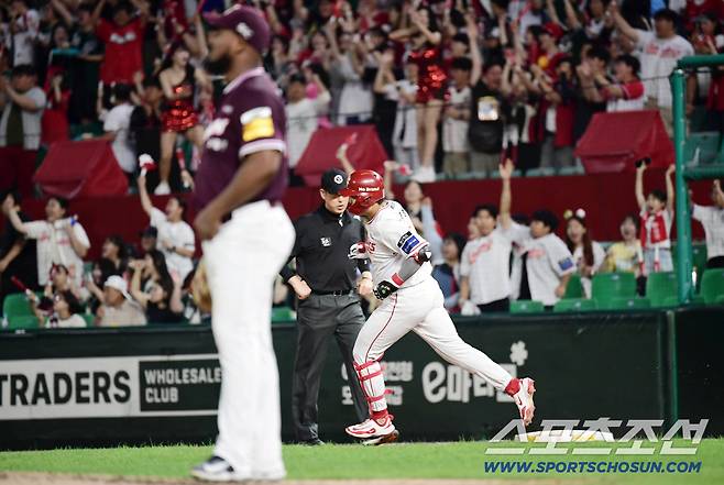 2일 인천 SSG랜더스필드에서 열린 SSG와 키움의 경기. 4회말 SSG 고명준이 승부를 뒤집는 역전 솔로홈런을 날렸다. 그라운드를 돌고 있는 고명준. 인천=송정헌 기자songs@sportschosun.com/2025.09.02/