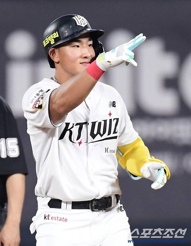 3일 수원 케이티위즈파크에서 열린 KT와 롯데의 경기. 6회 1타점 2루타 날린 KT 안현민. 수원=송정헌 기자songs@sportschosun.com/2025.09.03/