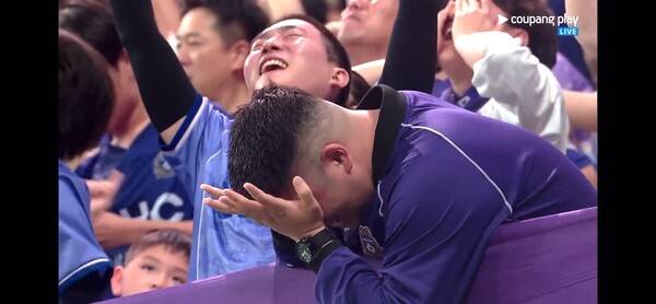 FC안양이 FC서울을 12년, 21년만에 이긴 것에 눈물을 흘리는 안양 팬. ⓒ쿠팡플레이