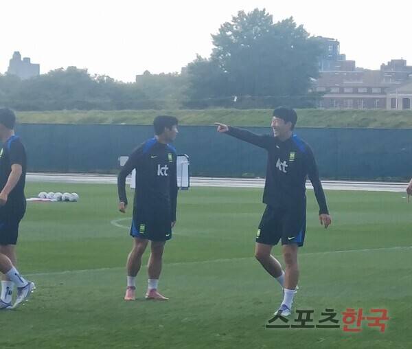 미국 첫 훈련서 커피내기에 진심으로 임하는 손흥민. ⓒ스포츠한국 김성수 기자