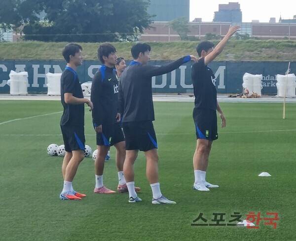 미국 첫 훈련서 커피내기에 진심으로 임하는 손흥민. ⓒ스포츠한국 김성수 기자