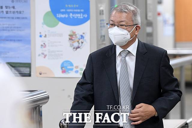 검찰이 '사법농단 의혹'으로 1심에서 무죄를 선고받은 양승태 전 대법원장에게 1심과 같이 징역 7년을 내려달라고 재판부에 요청했다.양 전 대법원장이 지난 2021년 서울 서초구 서울중앙지방법원에서 열린 사법행정권 남용 공판에 출석하고 있다./남용희 기자
