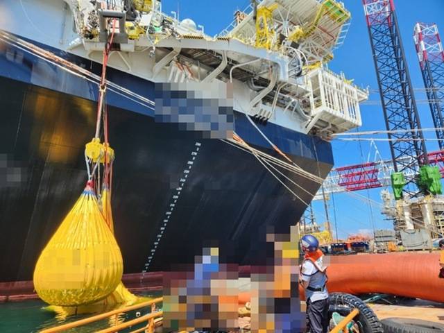 3일 오전 11시 56분께 경남 거제시 한화오션 조선소에서 선박 하중 테스트 작업 중이던 브라질 국적의 선주 측 감독관 A 씨가 바다로 추락해 숨졌다. 한화오션 거제조선소 추락사고 구조 현장 모습. /창원해경