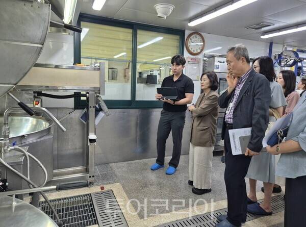 경기도의회 김영희 의원, 학교급식실 조리로봇 운영 현장 점검김영희 경기도 의원이 지난 2일 오산 운천중학교를 방문해 &nbsp;학교 관계자들과 조리로봇 작동 상황을 살펴보고 있다./사진=경기도의회