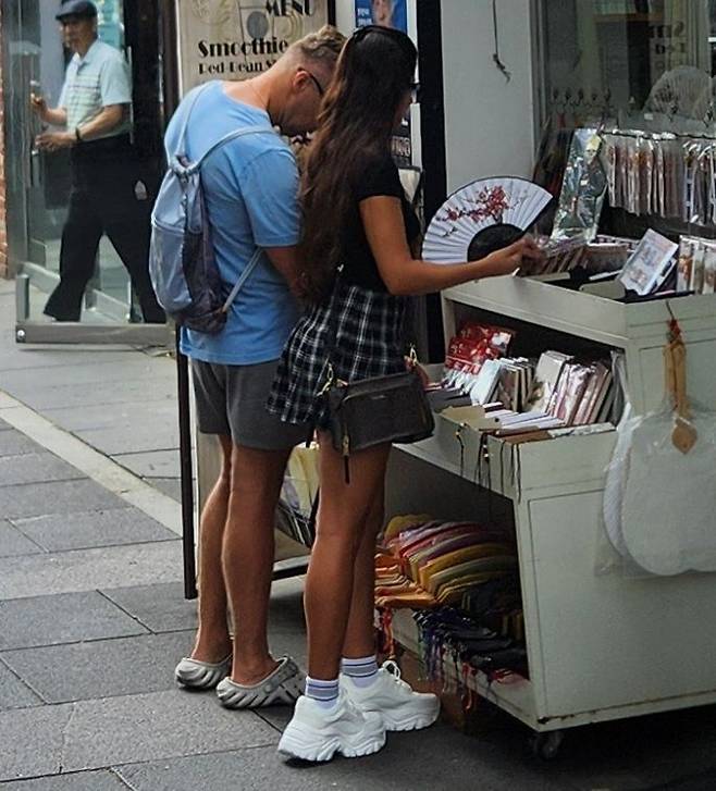 서울 종로구 인사동을 찾은 외국인 관광객이 전통 부채를 들어 보이고 있다. 변선진 기자