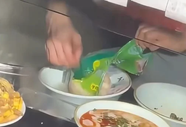 중국 광둥성의 한 식당에서 냉동 만두를 포장 봉지째 끓는 물에 넣어 조리한 뒤 손님에게 제공하는 장면. 더우인