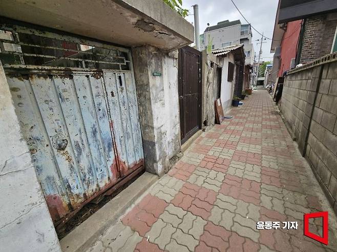 인천 미추홀구 일대  빈집들이 늘어선 골목길 모습. 한낮에도 을씨년쓰런 분위기를 풍기고 있다. 2025.05.22 윤동주 기자
