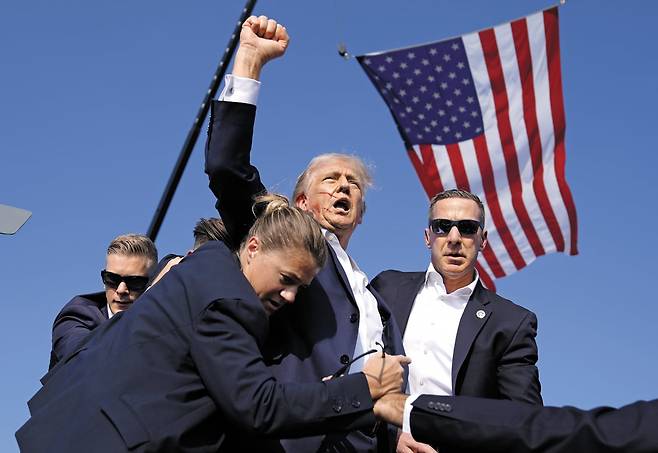 도널드 트럼프 미국 대통령이 지난해 7월 펜실베이니아주 버틀러 카운티 유세 도중 총격을 당한 뒤 주먹을 쥐고 있는 모습. /AP 연합뉴스