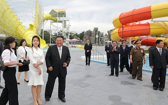 지나 6월 25일 원산갈마해안관광지구 준공식에 부인 리설주,딸 주애와 참석한 김정은 국무위원장./노동신문 뉴스1
