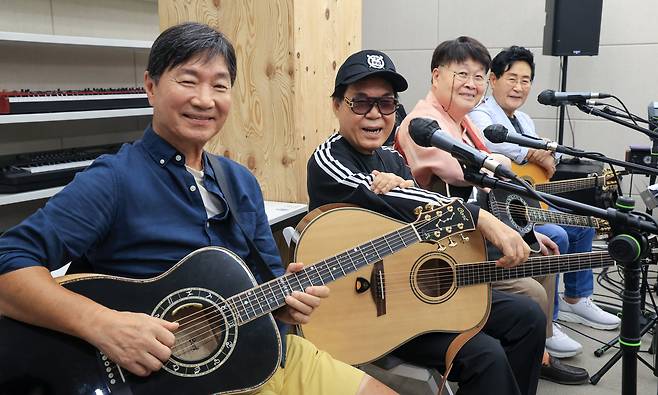 57년 만에 쎄시봉의 원년 멤버들이 공연을 가진다. 지난 8월 29일 서울 마포구 프롬스튜디오에서 김세환(왼쪽부터), 조영남, 송창식, 윤형주가 공연 연습을 하고 있다./박성원 기자