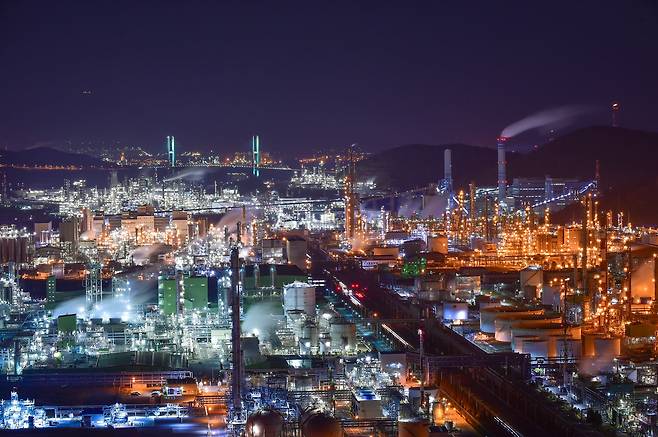 전남 여수국가산업단지. 최근 중국 발 공급 과잉의 여파로 화학단지내 공장들이 가동을 중단하거나 철거하면서 인력 구조 조정의 폭풍 전야를 맞고 있다. /여수시