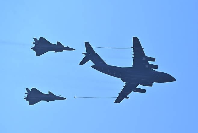 3일 중국 베이징 천안문광장에서 열린 전승절 80주년 기념 열병식에 등장한 중국 공중급유기와 전투기. /AP 연합뉴스