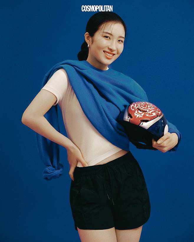 스웨트셔츠 Sporty&Rich. 티셔츠, 쇼츠 모두 Nike. 이어 커프, 귀고리 스타일리스트 소장품. 헬멧, 고글 본인 소장품.
