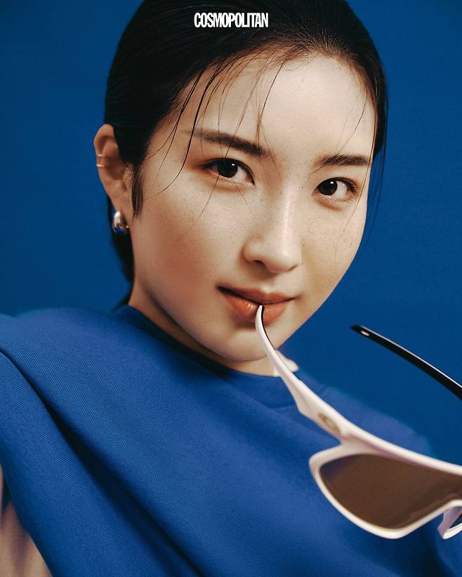 스웨트셔츠 Sporty&Rich. 티셔츠, 쇼츠 모두 Nike. 이어 커프, 귀고리 스타일리스트 소장품. 헬멧, 고글 본인 소장품.