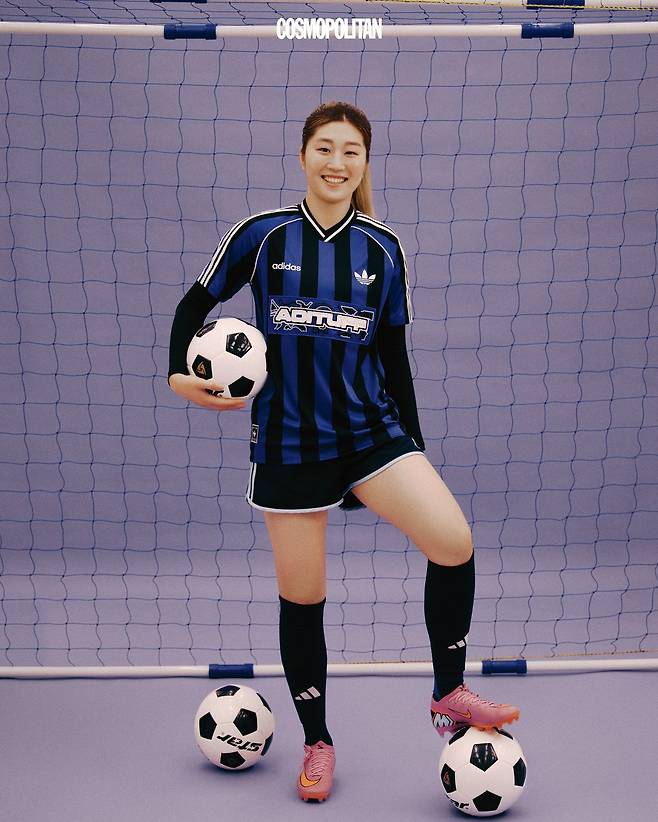 유니폼 톱, 쇼츠, 축구 삭스 모두 Adidas. 축구화 본인 소장품.