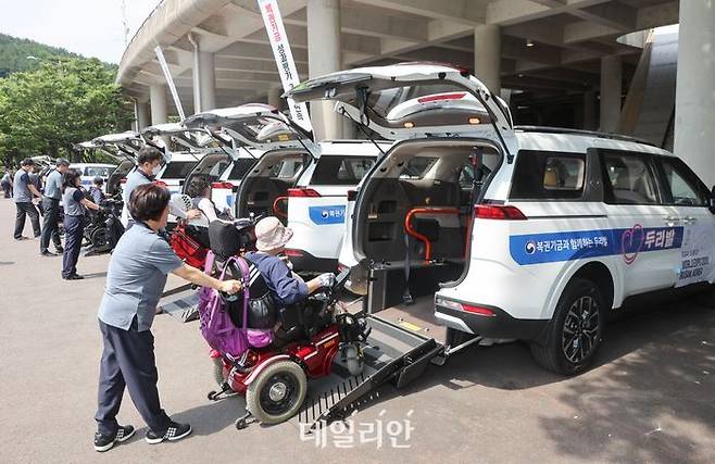 휠체어 교통약자 장애인들이 부산시 교통약자 차량인 ‘두리발’에 탑승하고 있다.ⓒ연합뉴스