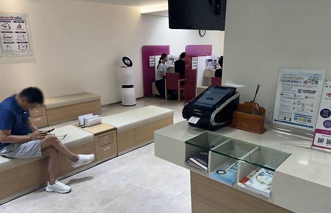 2일 서울시 중구 예가람저축은행 본점에서 한 남성이 대기표를 뽑고 기다리고 있다.ⓒ데일리안 박상우 기자
