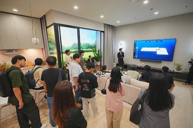 국 방콕에 위치한 삼성전자 비즈니스 익스피리언스 스튜디오(BES)를 찾은 방문객들이 '스마트홈' 콘셉트의 전시 공간에서 스마트싱스로 연결돼 한층 쉽고 편리해진 개인 맞춤형 공간을 경험하고 있다.ⓒ삼성전자