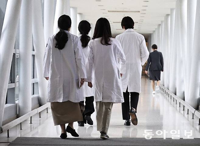 의대 정원에 반발해 병원을 떠났던 사직 전공의 상당수가 업무 현장에 복귀한 1일 오전 서울 시내의 한 대학병원에 의료진이 지나가고 있다. 양회성 기자 yohan@donga.com