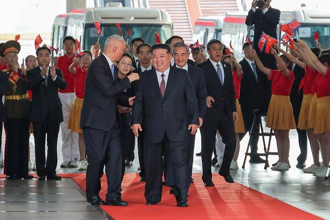 북한 노동당 기관지 노동신문은 3일 “김정은 동지께서 2일 오후 중국인민항일전쟁 및 세계반파쇼전쟁승리(전승절) 80돌(주년) 기념행사에 참석하시기 위해 전용열차로 중화인민공화국의 수도 베이징에 도착했다＂라고 보도했다. 사진에는 딸 주애가 함께 동행한 것으로 확인됐다. (평양 노동신문=뉴스1)