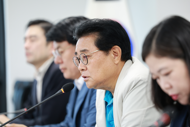 전병헌(오른쪽 두번째) 새미래민주당 대표가 3일 서울 여의도 한양빌딩 새민주 당사에서 최고위원회의를 주재하며 모두발언을 하고 있다.<새미래민주당 제공>