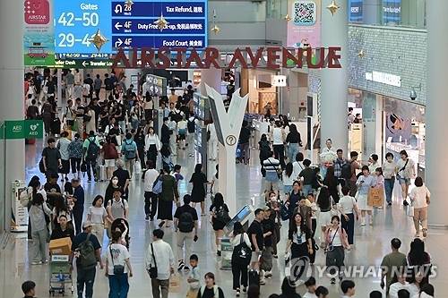 인천국제공항 제1여객터미널 면세 구역이 승객으로 붐비고 있다. [연합뉴스]