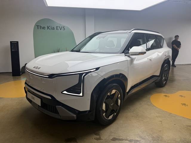 기아가 2일 서울 강남구 프로젝트 스페이스 라인에서 ‘더 기아 EV5’를 공개했다. 사진은 EV5 정측면부 모습. 임주희 기자