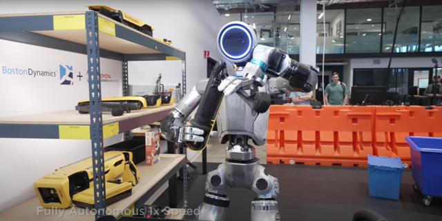 현대자동차그룹 보스턴다이내믹스가 휴머노이드 아틀라스가 4족보행 ‘스팟’ 다리 부품을 정리하는 모습을 영상으로 공개했다. 보스턴다이내믹스 제공