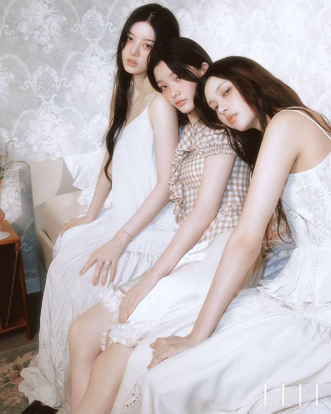 민주가 착용한 마르게리타 네크리스, 오른손에 낀 다이아몬드와 시트린을 세팅한 옐로골드 마르게리타 링, 왼손에 착용한 다이아몬드와 시트린을 세팅한 옐로골드 마르게리타 브레이슬릿, 다이아몬드 세팅 화이트골드 마르게리타 링은 모두 Damiani. 드레스는 Ych. 슈즈는 Repetto. 이로하가 검지와 약지에 낀 다이아몬드 세팅의 화이트골드 마르게리타 링은 모두 Damiani. 깅엄 체크 셔츠는 Sculptor. 팬츠는 Weak Generation. 윤아가 착용한 다이아몬드 세팅의 화이트골드 마르게리타 링은 Damiani. 레이스 톱은 Ych. 스커트는 Ganni by Beaker.