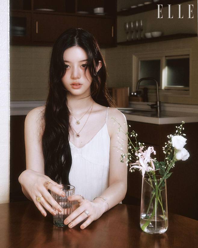 다이아몬드와 시트린을 세팅한 옐로골드 마르게리타 이어링과 마르게리타 네크리스, 다이아몬드와 에머시스트를 세팅한 핑크골드 마르게리타 네크리스, 오른손 검지에 낀 다이아몬드와 에머시스트를 세팅한 핑크골드 마르게리타 링, 약지에 낀 다이아몬드와 시트린을 세팅한 옐로골드 마르게리타 링, 왼손에 착용한 다이아몬드 세팅 화이트골드 마르게리타 브레이슬릿, 검지와 약지에 낀 다이아몬드 세팅 화이트골드 마르게리타 링은 모두 Damiani. 드레스는 Ych.