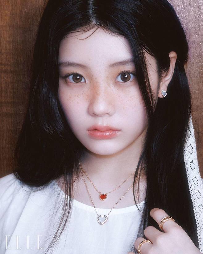 다이아몬드와 자개를 세팅한 하트 모양의 벨 에포크 이어링, 카넬리언을 세팅한 벨 에포크 네크리스, 다이아몬드와 자개를 세팅한 벨 에포크 네크리스, 검지에 낀 다이아몬드 세팅 벨 에포크 릴 링, 약지에 낀 다이아몬드 세팅 벨 에포크 브라이덜 밴드는 모두 Damiani. 벌룬 드레스는 Fermata.