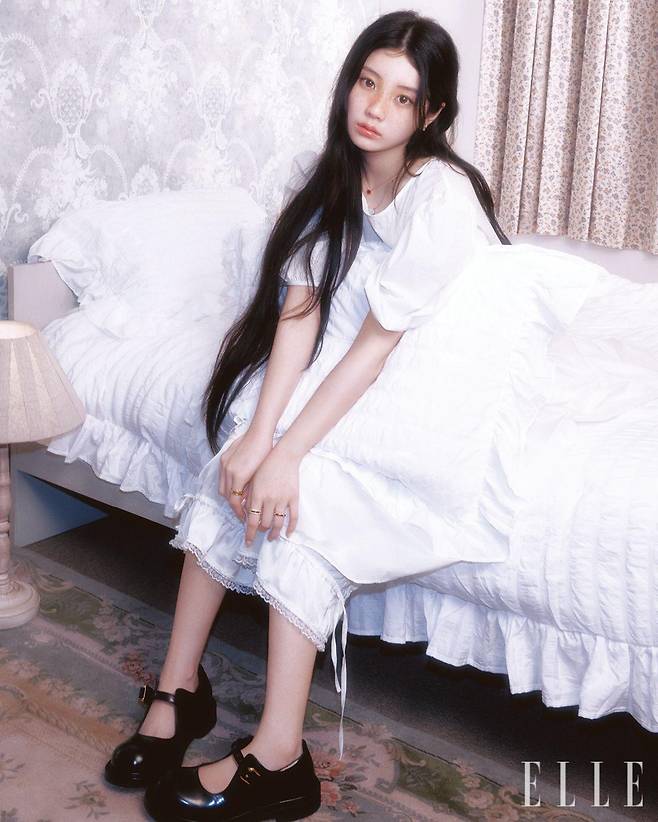 다이아몬드와 자개를 세팅한 하트 모양의 벨 에포크 이어링, 다이아몬드와 자개를 세팅한 핑크골드 벨 에포크 네크리스, 카넬리언을 세팅한 핑크골드 벨 에포크 네크리스, 오른손에 낀 핑크골드 벨 에포크 릴 링, 왼손 검지에 낀 다이아몬드 세팅 핑크골드 벨 에포크 릴 링, 약지에 낀 다이아몬드 세팅 핑크골드 벨 에포크 브라이덜 밴드는 모두 Damiani. 드레스는 Fermata. 팬츠는 The Love Comes. 슈즈는 Moschino.