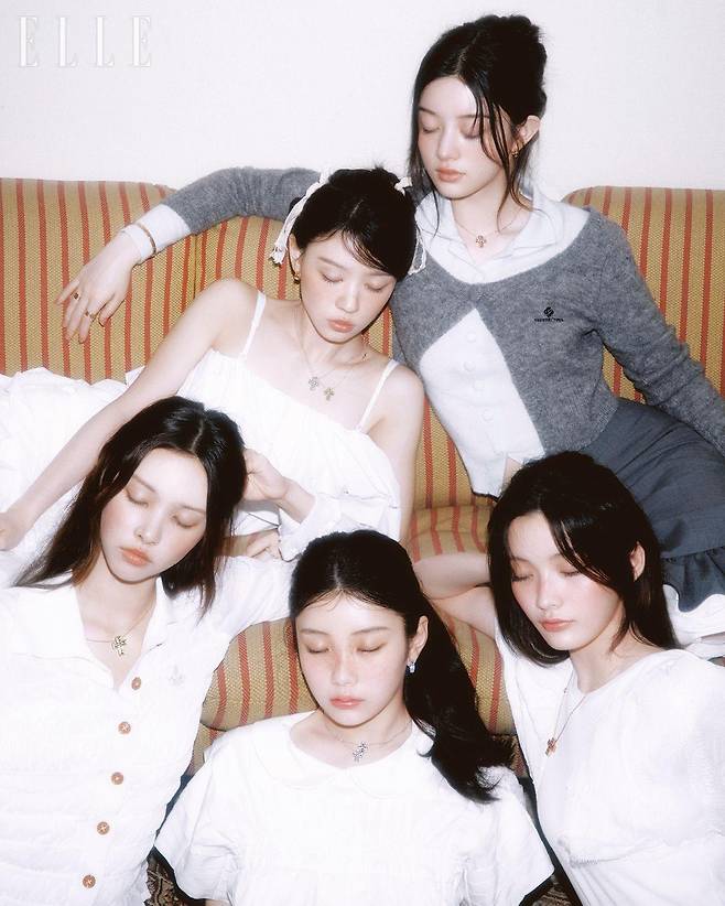 민주가 착용한 핑크골드 벨 에포크 릴 이어링, 다이아몬드 세팅 벨 에포크 네크리스, 핑크골드 벨 에포크 릴 브레이슬릿, 검지에 낀 핑크골드 5.7mm 벨 에포크 릴 링, 약지에 낀 핑크골드 8.3mm 벨 에포크 릴 링은 모두 Damiani. 니트 톱, 카디건, 치마는 Shushu/Tong.  이로하가 착용한 다이아몬드와 루비 세팅의 벨 에포크 네크리스는 Damiani. 톱은 Weak Generation. 원희가 착용한 다이아몬드와 사파이어 세팅의 벨 에포크 이어링, 다이아몬드와 사파이어를 세팅한 화이트골드 벨 에포크 네크리스, 다이아몬드 세팅 화이트골드 벨 에포크 네크리스는 모두 Damiani. 셔츠는 Comme des Garçons. 윤아가 착용한 다이아몬드와 에메랄드 세팅의 벨 에포크 네크리스는 Damiani. 블라우스는 Vivienne Westwood. 모카가 착용한 옐로골드 벨 에포크 릴 이어링, 다이아몬드 세팅 화이트골드 벨 에포크 네크리스와 옐로골드 벨 에포크 네크리스, 다이아몬드 세팅 플래티넘 벨 에포크 브라이덜 이터니티 링은 모두 Damiani. 블라우스는 Sinoon. 스커트는 The Love Comes.