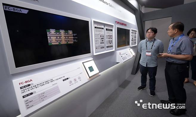 한국PCB&반도체패키징산업협회와 인천광역시가 주최한 '제22회 국제 첨단 반도체 기판 및 패키징 산업전'이 3일 인천광역시 연수구 송도컨벤시아에서 열렸다. LG이노텍 부스에서 관람객이 고부가 반도체용 기판인 '플립칩 볼그리드 어레이'에 대한 설명을 듣고 있다. 김민수기자 mskim@etnews.com