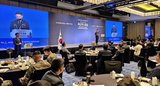 3일, 육군본부가 주최하고 서울대학교 미래전연구센터가 주관하는 '제11회 육군력 포럼'이 열렸다. ‘대전환 시대의 육군, 새로운 도약’이라는 주제로 열린 포럼에서 인공지능 ·국제질서·국가 거버넌스 3중 변혁 속에서 육군의 새로운 도약을 위한 방향성을 논의했다. 육군본부 정책실장이 참모총장 환영사를 대독하고 있다. 육군 제공