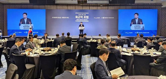 3일, 육군본부가 주최하고 서울대학교 미래전연구센터가 주관하는 '제11회 육군력 포럼'이 열렸다. ‘대전환 시대의 육군, 새로운 도약’이라는 주제로 열린 포럼에서 인공지능 ·국제질서·국가 거버넌스 3중 변혁 속에서 육군의 새로운 도약을 위한 방향성을 논의했다. 성일종 국회 국방위원장이 축사를 하고 있다. 육군 제공
