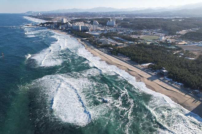 강릉 영진사천진 일대. 해안침식이 심각해 파도가 육지로 깊게 밀려오고 있다. 녹색연합 제공