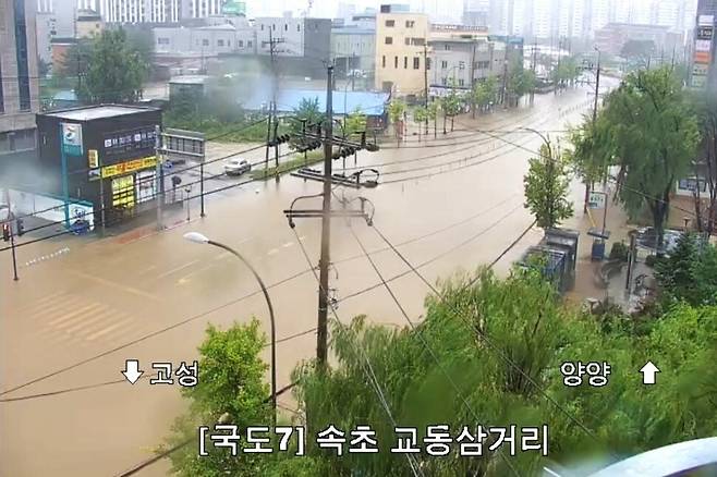2023년 태풍 ‘카눈’으로 침수된 속초 교동삼거리 일대. 시간당 50㎜가 넘는 폭우와 만조가 겹치며 하수도가 역류해 도심 곳곳이 물에 잠겼다. 속초시청CCTV 제공