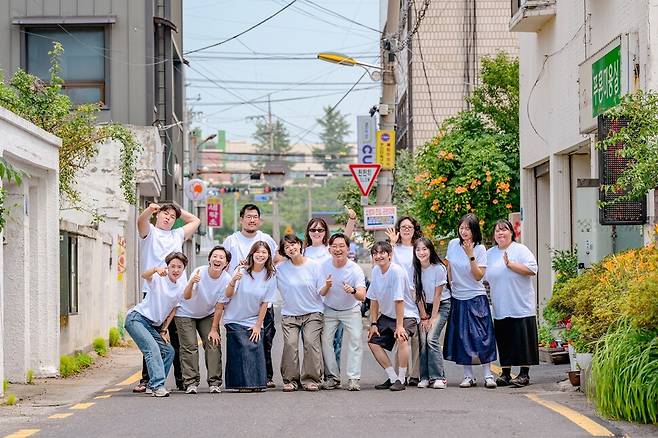 충남 홍성군 홍성읍 홍고통에서 창업 청년들과 창업가 씨앗기업 ‘집단지성’ 직원들이 성공을 다짐하며 활짝 웃고 있다. 집단지성 제공