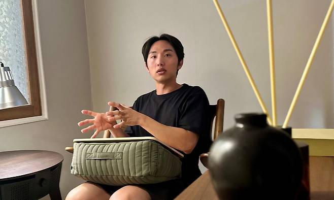 김태우 사색공방 ‘레이럴’ 대표가 홍성을 상징하는 향과 분위기를 만들어 창업한 과정을 설명하고 있다. 송인걸 기자