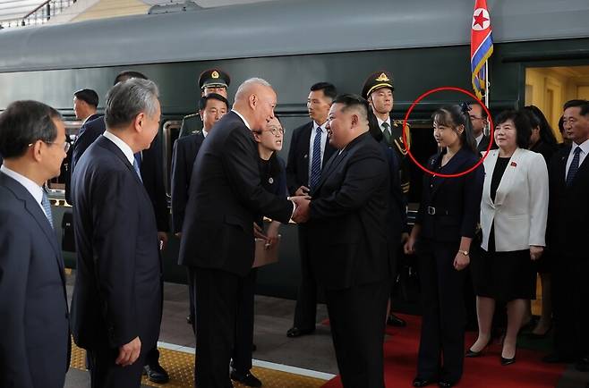 김정은 북한 국무위원장이 2일 오후 4시 중국 수도 베이징에 도착했다고 조선중앙통신이 보도했다. 통신이 공개한 사진에 따르면 김 위원장의 딸 주애(붉은 원), 조용원·김덕훈 당 비서, 최선희 외무상 등이 동행했다. 조선중앙통신 연합뉴스