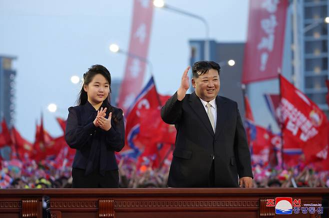 2024년 5월15일 조선중앙통신은 김정은 국무위원장이 전날 평양의 새로운 거리인 ‘전위거리’ 준공식에 참석했다고 15일 보도했다. 옆엔 딸 김주애. 조선중앙통신 연합뉴스