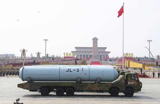 3일 오전 중국 베이징 천안문 광장에서 열린 ‘중국인민항일전쟁 및 세계반파시스트전쟁 승리’(전승절) 80주년 경축행사 열병식에 등장한 쥐랑(JL)-3 미사일. 미국 전역을 사정권으로 두는 잠수함발사탄도미사일(SLBM)이다. 신화통신 연합뉴스