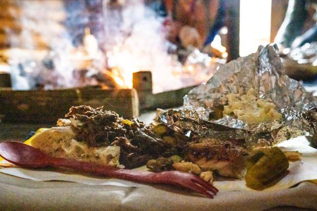 핀란드 라플란드 사미족의 전통 빵 가코 위에 포론캐리스튀스(순록 조림)를 얹어 낸 음식.