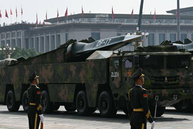 3일 중국 베이징에서 열린 전승절 80주년 열병식에서 둥펑(DF)-17 미사일이 지나가고 있다. 베이징=AFP 연합뉴스