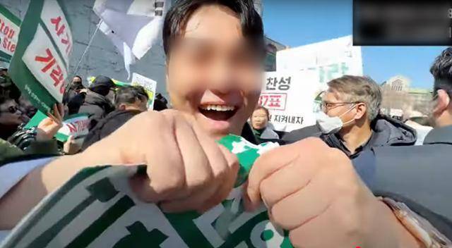 극우 성향 유튜버 배인규 신남성연대 대표가 2월 26일 서울 서대문구 이화여대에서 열린 윤석열 전 대통령 탄핵 찬성 집회 참가자의 피켓을 빼앗아 찢고 있다. 신남성연대 유튜브 캡처