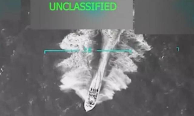 도널드 트럼프 미국 대통령이 2일 사회관계망서비스 트루스소셜에 올린 영상의 한 장면. 모터보트가 거친 물결을 가로질러 질주하다가 불길에 휩싸이는 장면이 담겼다. 트루스소셜 캡처