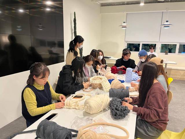 2023년 1월 서울 중구의 한 회사 직원들이 '사내 동아리' 활동으로 뜨개질을 하고 있다. 사진은 기사 내용과 직접적 관련이 없다. 한국일보 자료사진